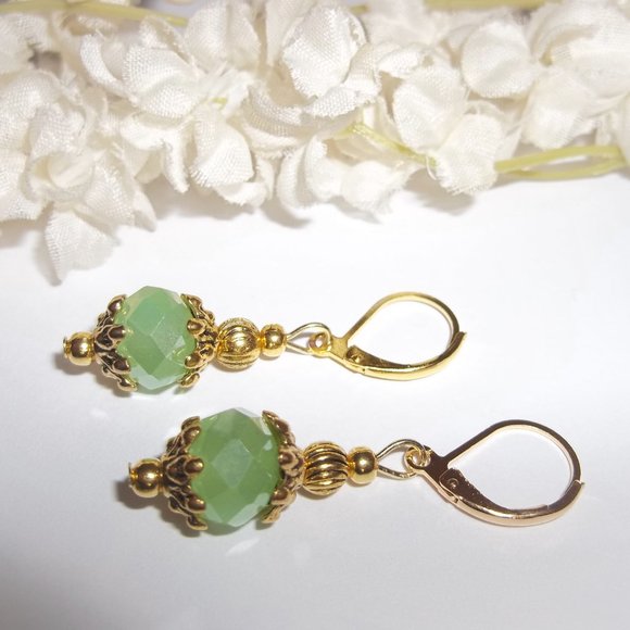 Sparkly Earrings Set Green Aurora Borealis and Gold Fashion Jewelry NWT 7336 - Picture 5 of 9